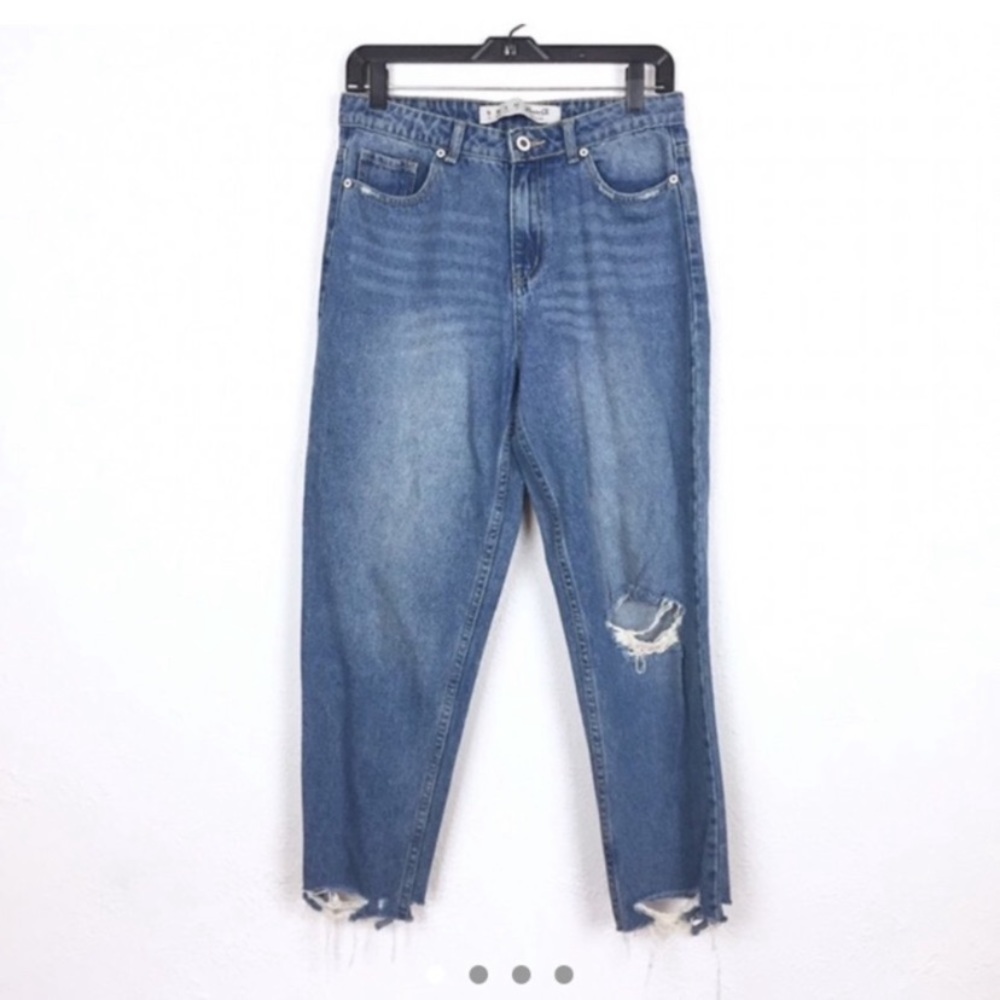 Denim and Co. distressed busted knee jeans size 6